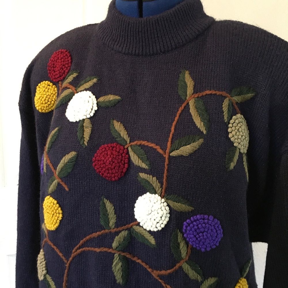 VINTAGE Alfred Dunner Cottagecore
 Navy Blue Embroidered Floral Sweater - Picture 3 of 13